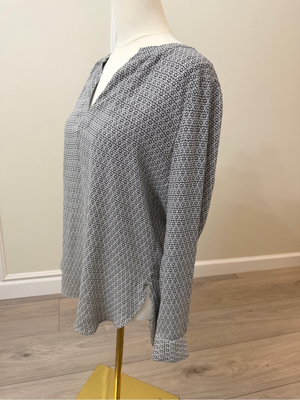 LOFT Black & White Printed Split V-Neck Blouse - Picture 3 of 7